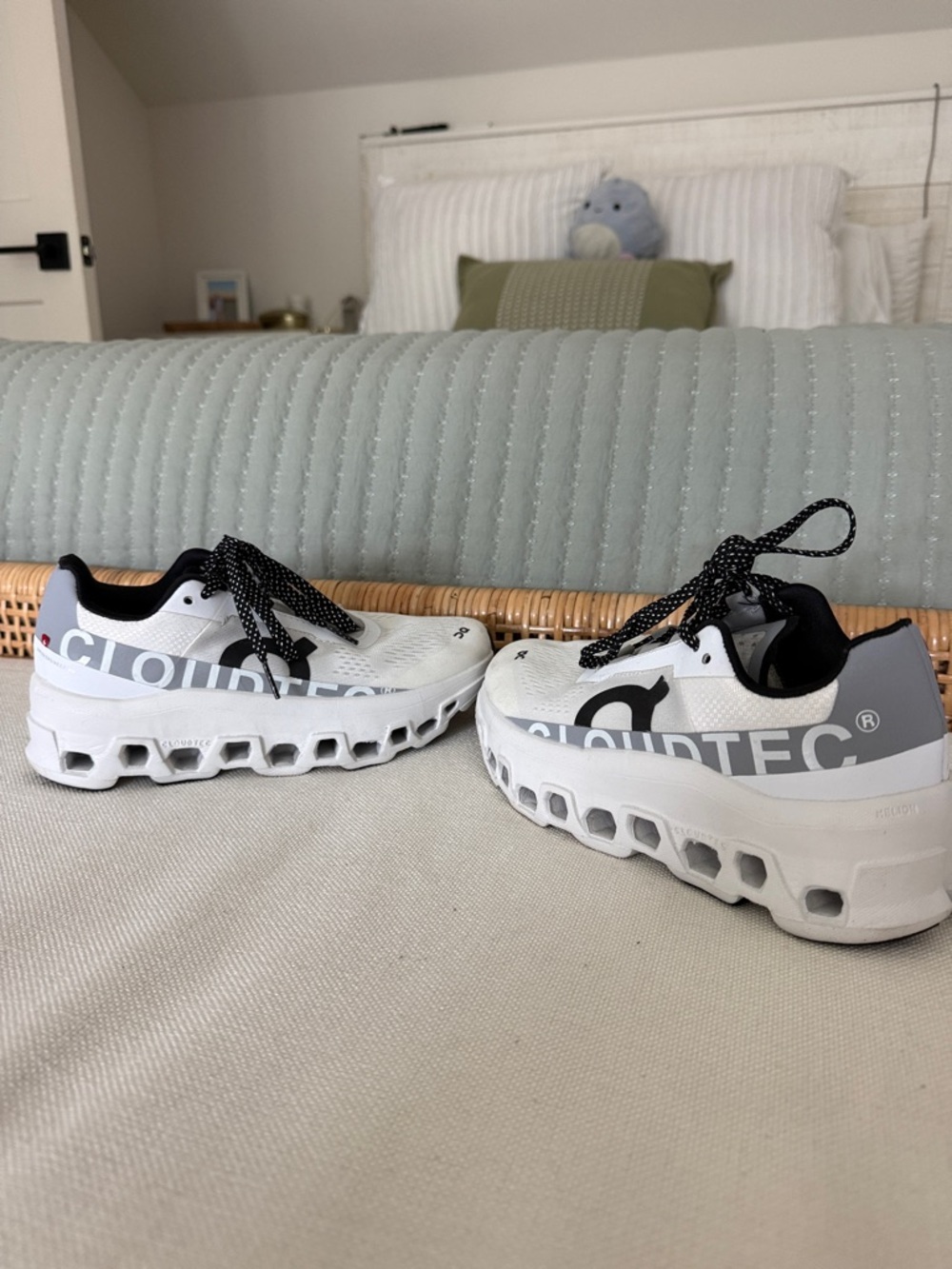 DHgate oncloud  White and Black Athletic Sneakers